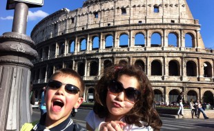 Cuccioli davanti al Colosseo