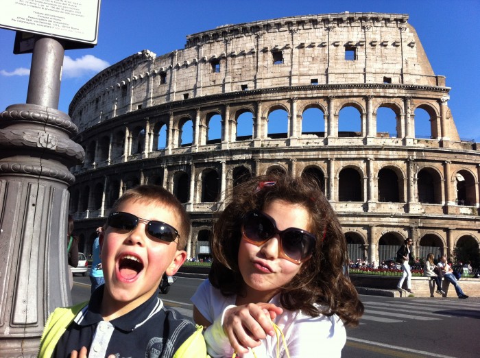 Cuccioli davanti al Colosseo